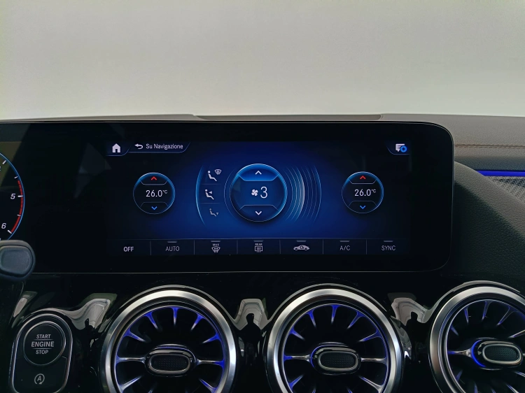 14 - Mercedes-Benz GLA 200 d Premium auto