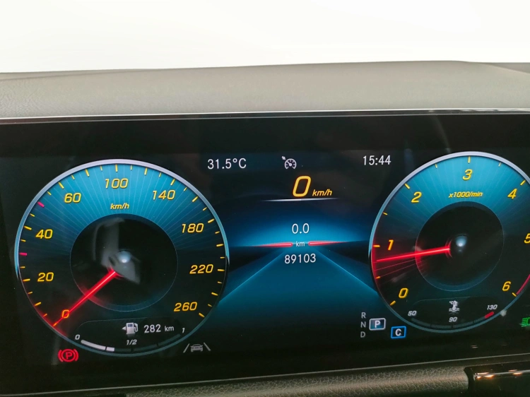 16 - Mercedes-Benz GLA 200 d Premium 4matic auto