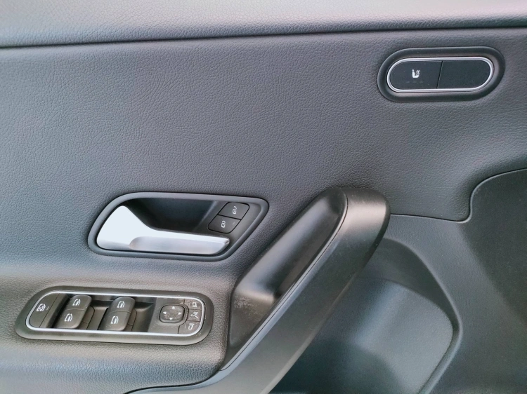 16 - Mercedes-Benz Classe A 180 d Advanced auto