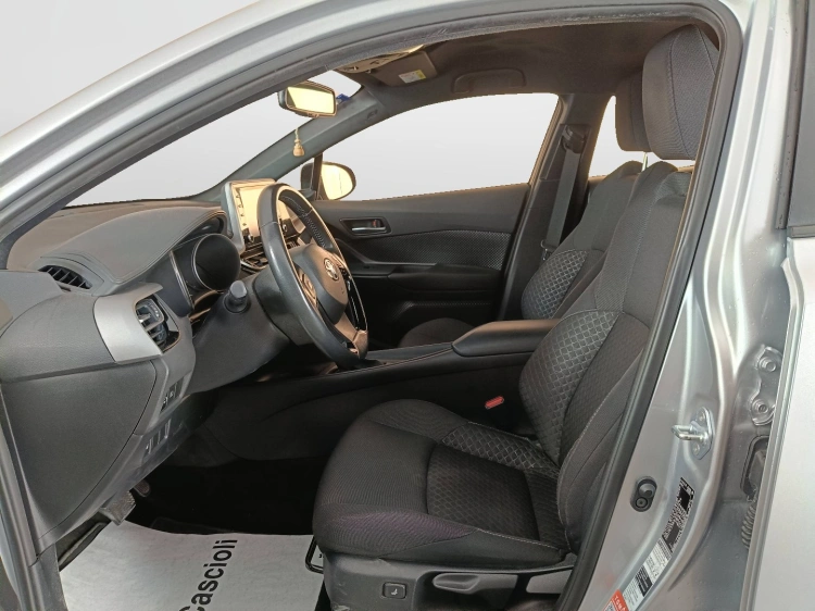 8 - Toyota C-HR C-HR 1.8h Business e-cvt