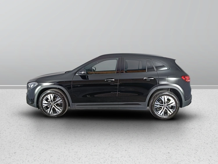 3 - Mercedes-Benz GLA 200 d Progressive Advanced Plus 4matic auto