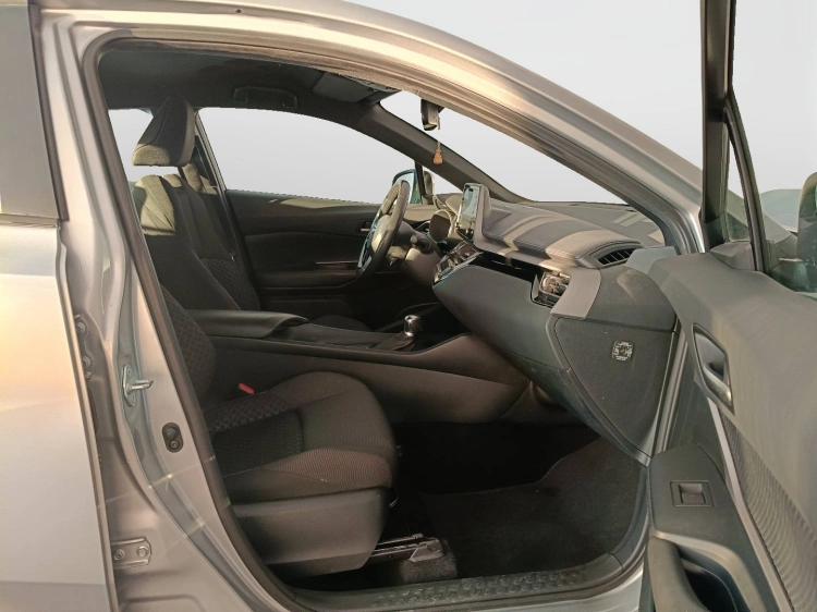 11 - Toyota C-HR C-HR 1.8h Business e-cvt