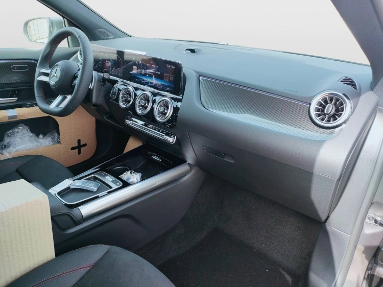 12 - Mercedes-Benz GLA 200 d automatic