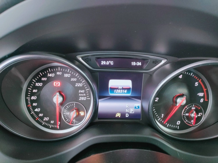 18 - Mercedes-Benz GLA 200 d Sport auto