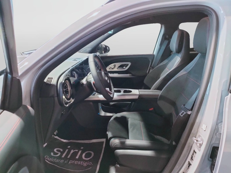 13 - Mercedes-Benz GLB 250+ con tecnologia EQ