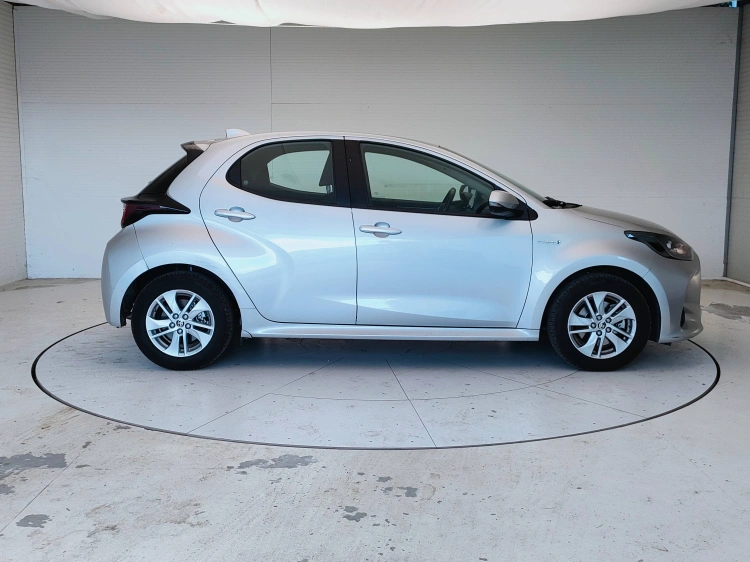 4 - Toyota Yaris Yaris 1.5h Active