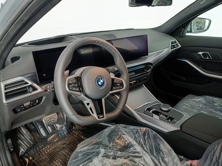 7 - BMW Serie 3 BMW 330e Berlina