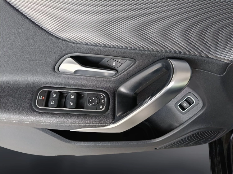 18 - Mercedes-Benz Classe A 180 d Sport auto