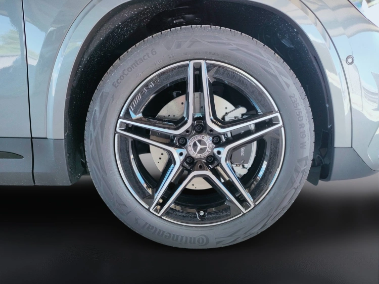 8 - Mercedes-Benz GLA 200 d automatic