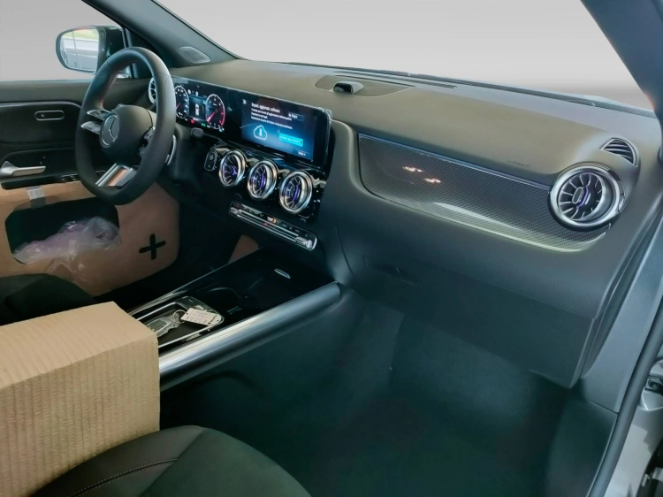 11 - Mercedes-Benz GLA 200 d automatic