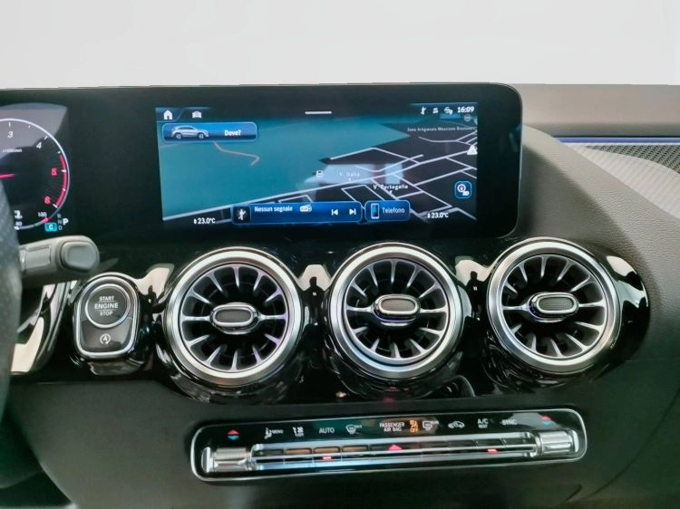 13 - Mercedes-Benz GLA 200 d AMG Line Premium auto