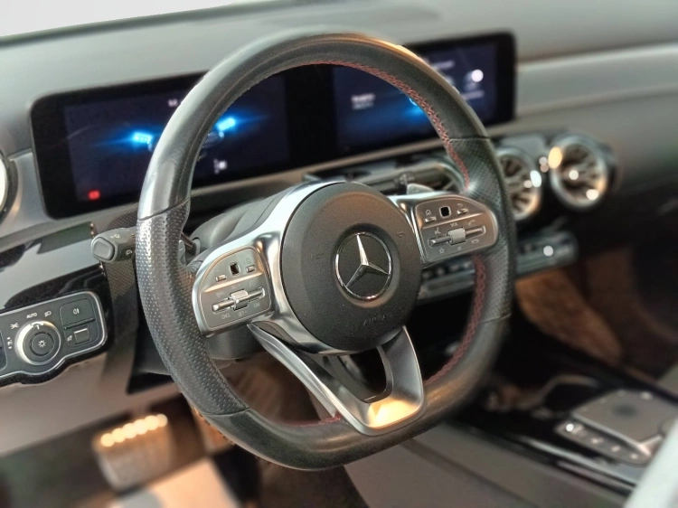 16 - Mercedes-Benz Classe A 180 d Premium auto