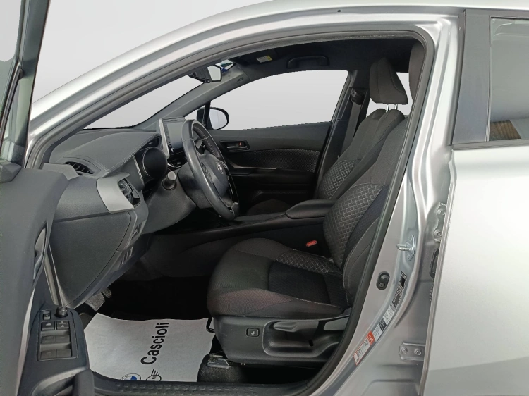 8 - Toyota C-HR C-HR 1.8h Business e-cvt