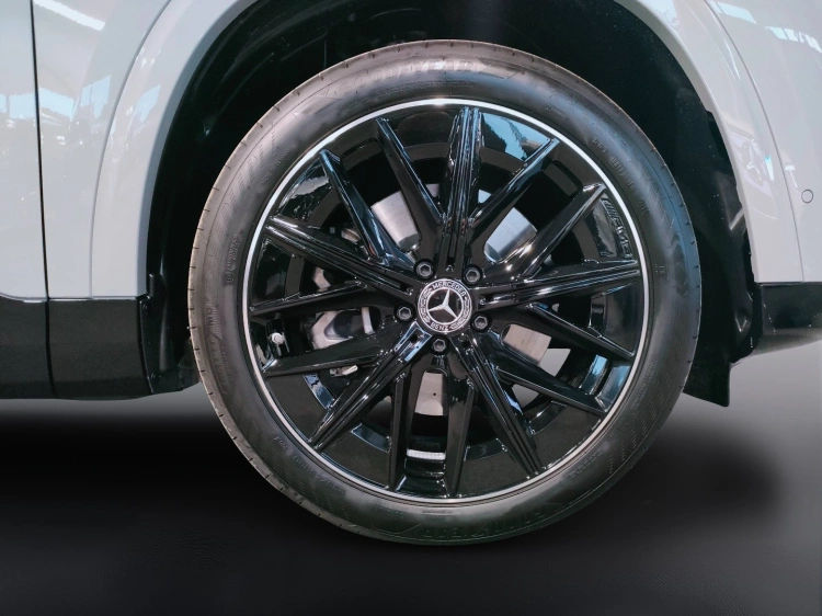 6 - Mercedes-Benz GLB 250+ con tecnologia EQ