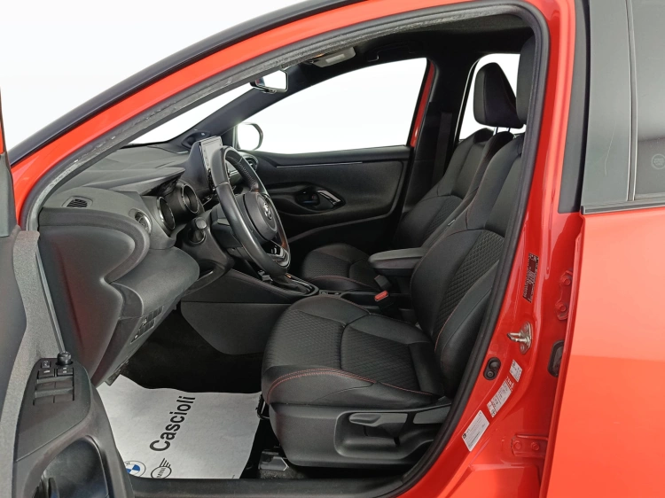 8 - Toyota Yaris Yaris 1.5h Premiere