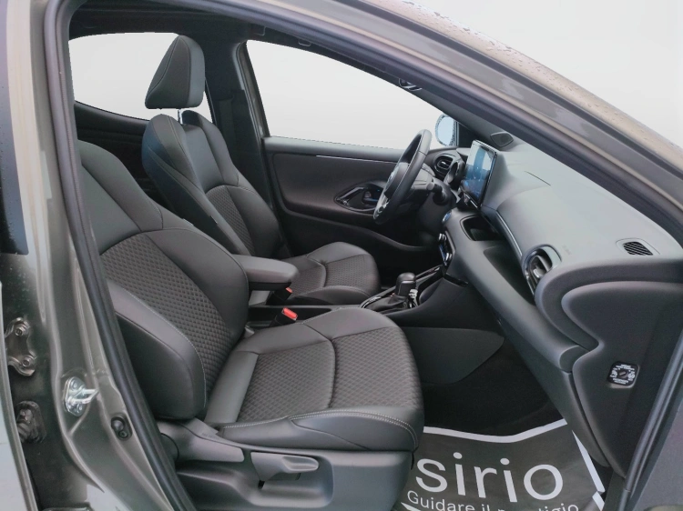 11 - Toyota Yaris Yaris 1.5h Lounge