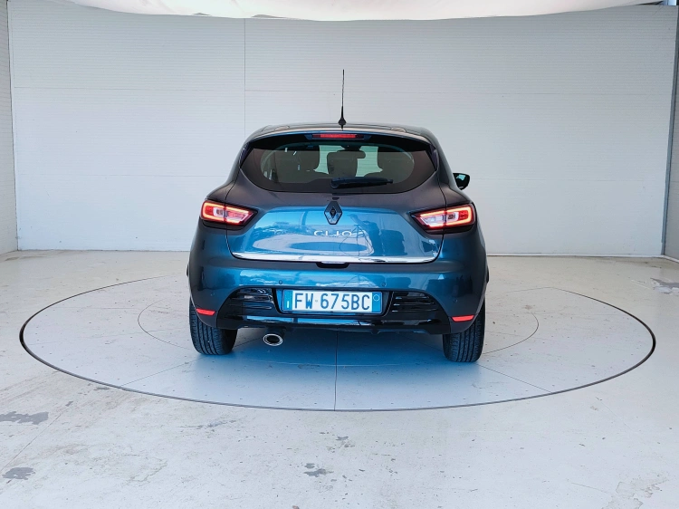 6 - Renault Clio Clio 1.5 dci Moschino Intens 90cv