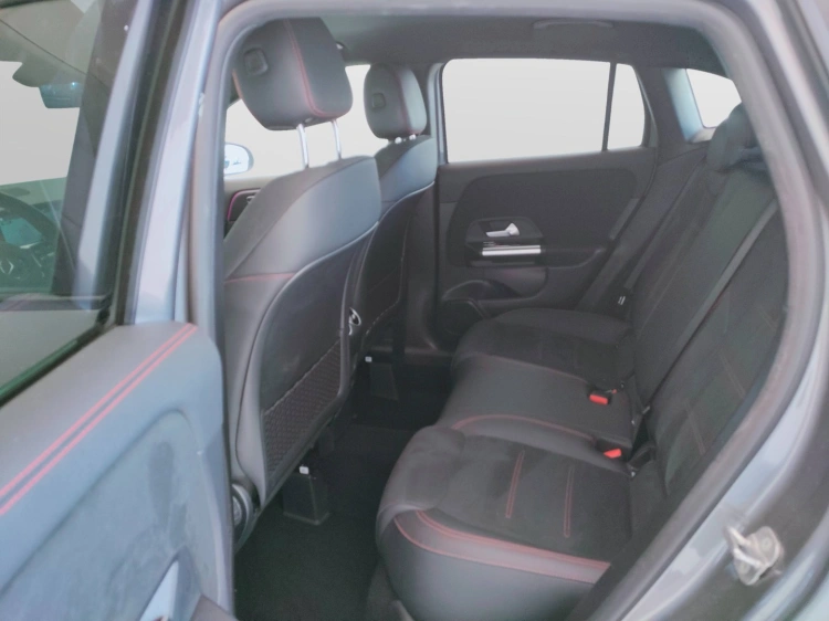13 - Mercedes-Benz GLA 200 d Premium auto