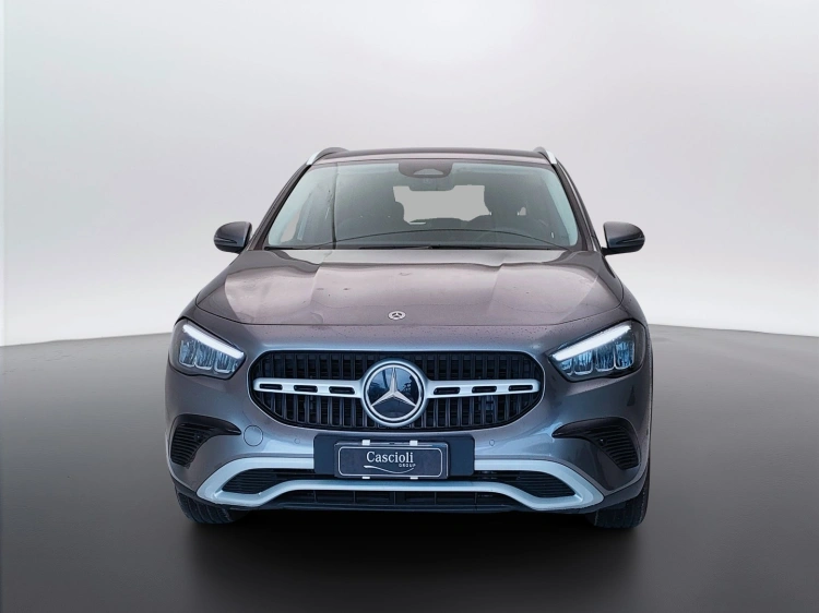2 - Mercedes-Benz GLA 180 d Advanced auto