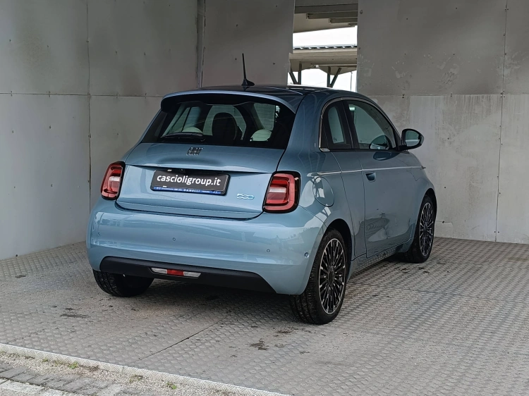 4 - Fiat 500e 500e 3+1 La Prima