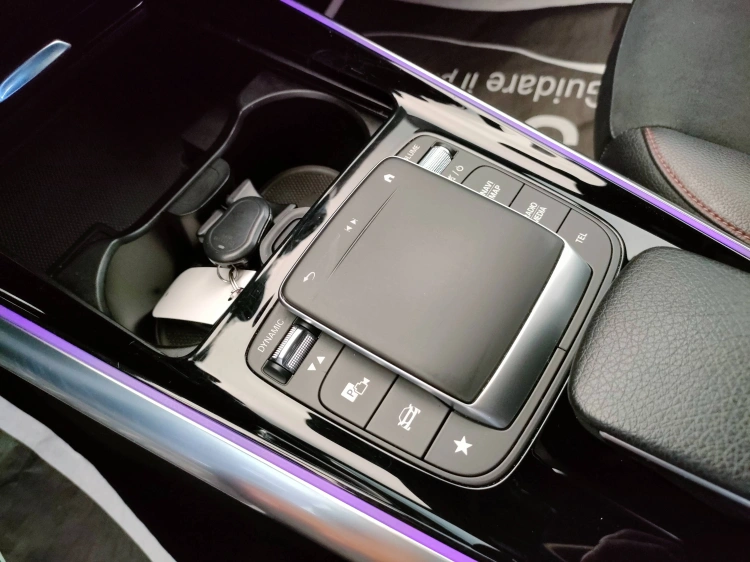 11 - Mercedes-Benz GLA 200 d Premium auto