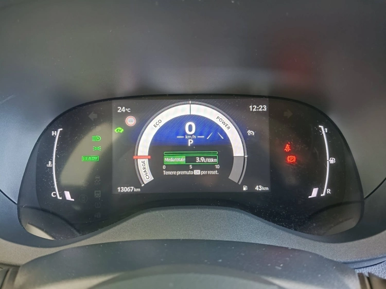 12 - Toyota Yaris Yaris 1.5h Trend