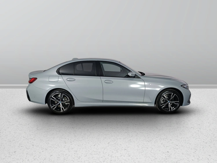 6 - BMW Serie 3 BMW 330e Berlina