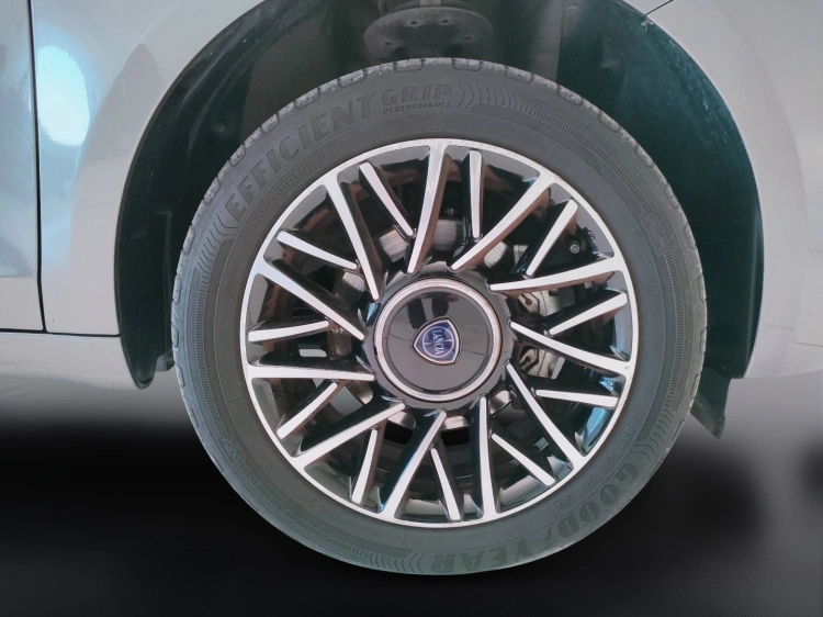 8 - Lancia Ypsilon Ypsilon 1.0 firefly hybrid Gold s&s 70cv