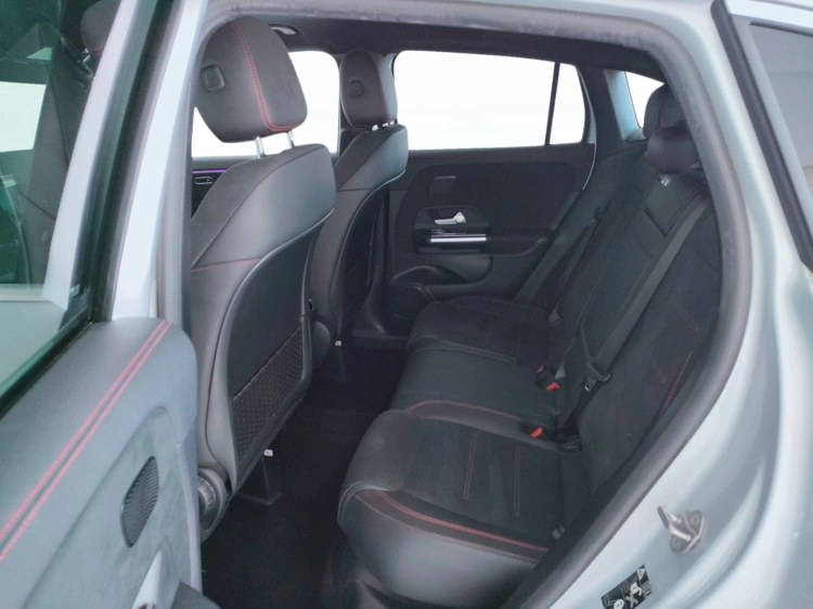 10 - Mercedes-Benz GLA 180 d Premium auto