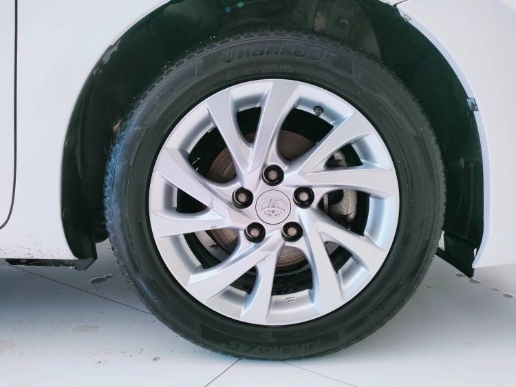 8 - Toyota Auris Auris 5p 1.4 d-4d Active