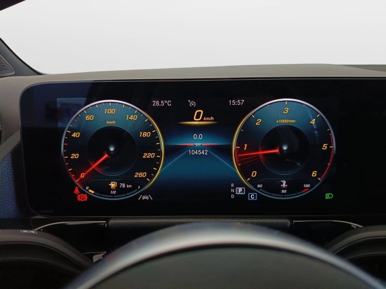 13 - Mercedes-Benz GLA 180 d Premium auto