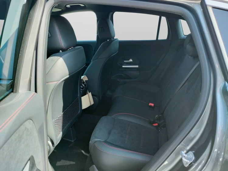 11 - Mercedes-Benz GLA 200 d automatic
