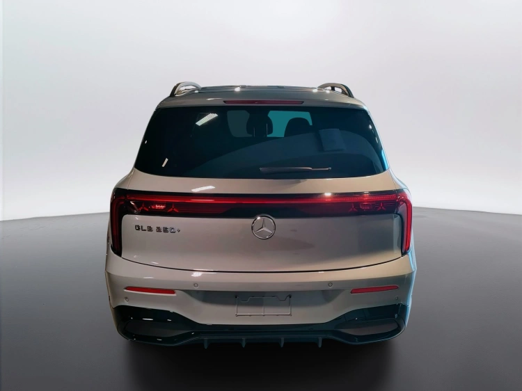 3 - Mercedes-Benz GLB 250+ con tecnologia EQ