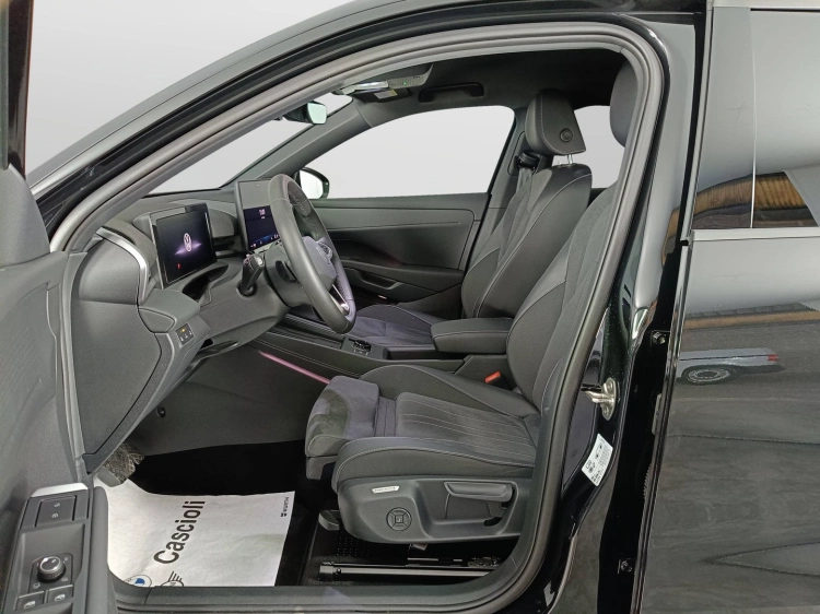 8 - Volkswagen T T-Roc 1.5 etsi Style 150cv dsg