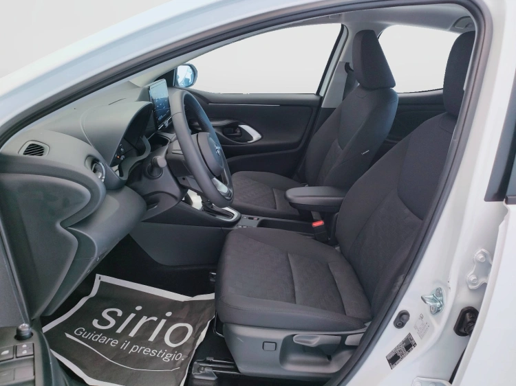 15 - Toyota Yaris YARIS 15H ECVT 5P ACTIVE MY25