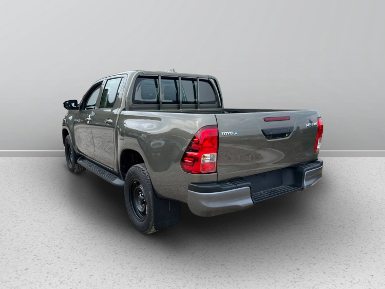7 - Toyota Professional HI LUX 4X2 - 4X4 HILUX 2.4D A DC 4WD CMF MY24