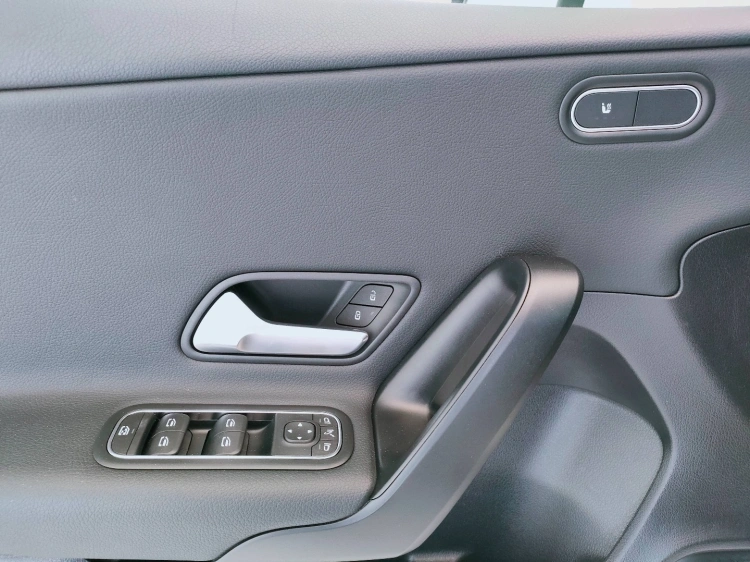 18 - Mercedes-Benz Classe A 180 d Advanced auto