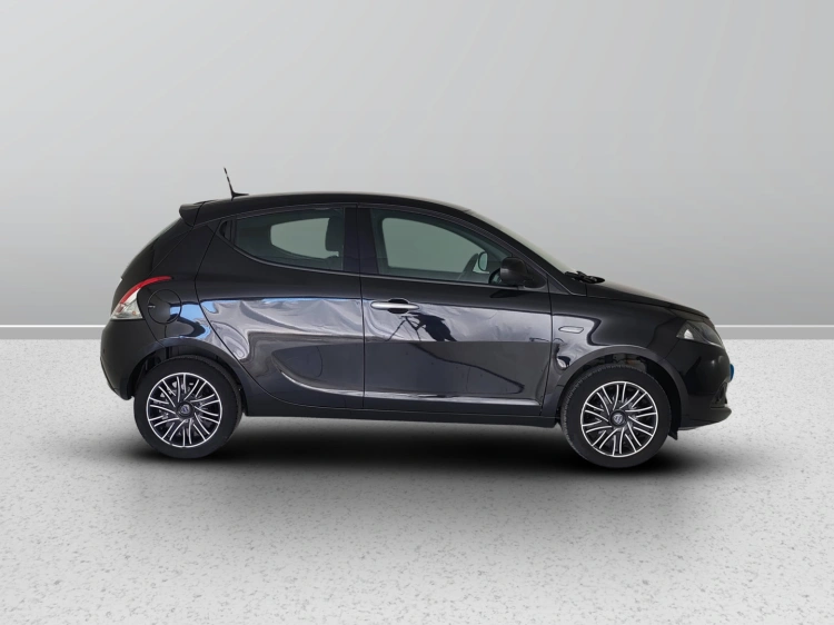 7 - Lancia Ypsilon Ypsilon 1.0 firefly hybrid Gold s&s 70cv 5p.ti