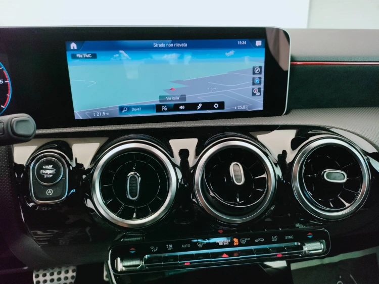 16 - Mercedes-Benz Classe A 180 d Premium auto
