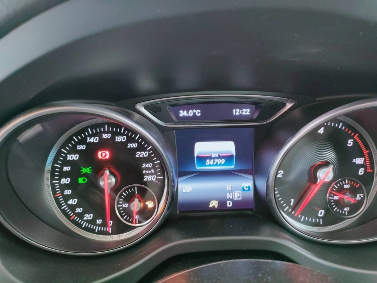 18 - Mercedes-Benz GLA 200 d Sport auto