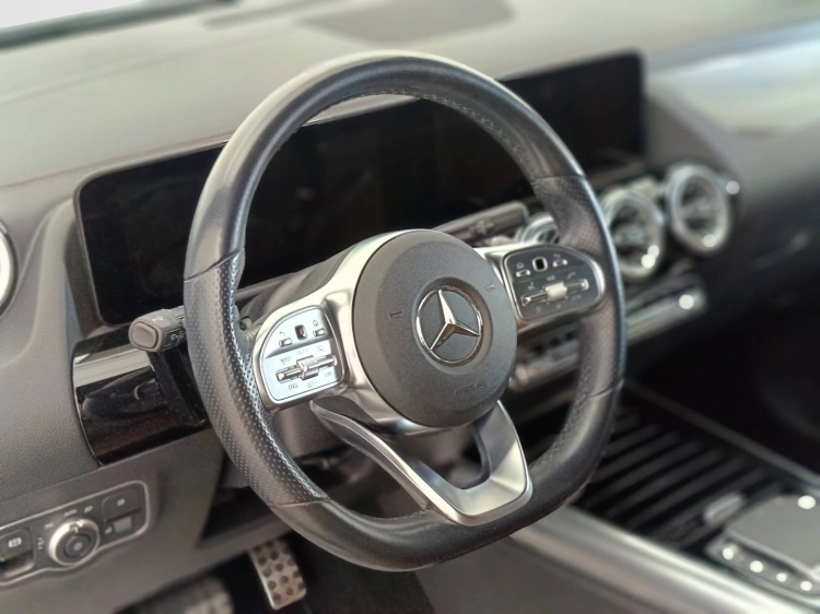 16 - Mercedes-Benz GLA 200 d Premium auto