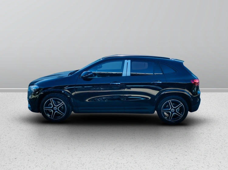 3 - Mercedes-Benz GLA 180  d Automatic