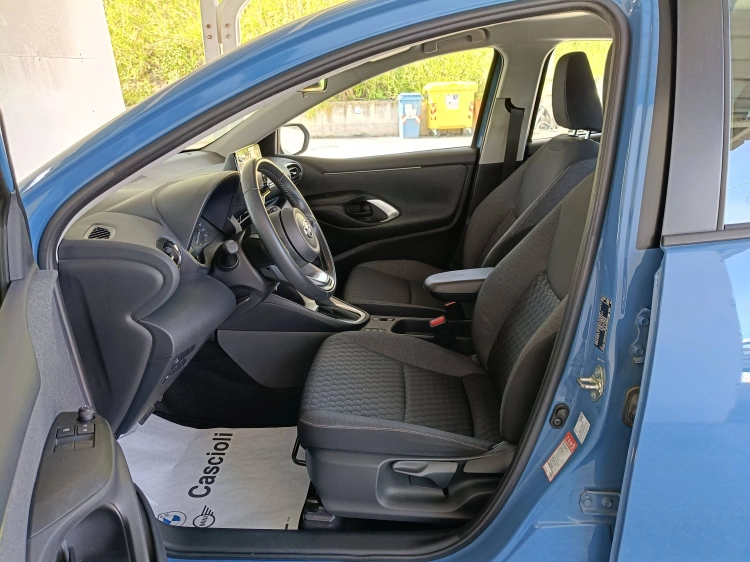 8 - Toyota Yaris Yaris 1.5h Active