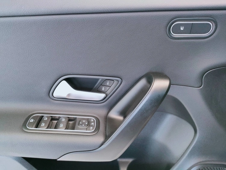 12 - Mercedes-Benz Classe A 180 Advanced auto