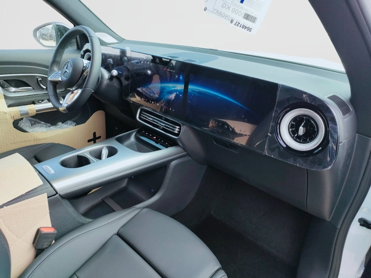 9 - Mercedes-Benz GLB 250+ con tecnologia EQ