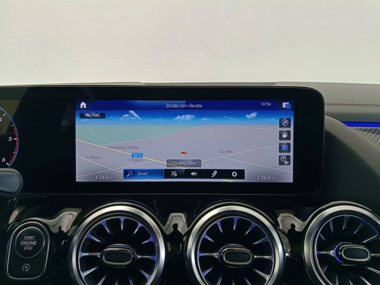 13 - Mercedes-Benz GLA 200 d Premium auto