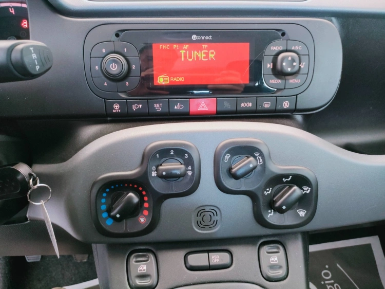 16 - Fiat Panda Panda 1.2 Lounge s&s 69cv my19