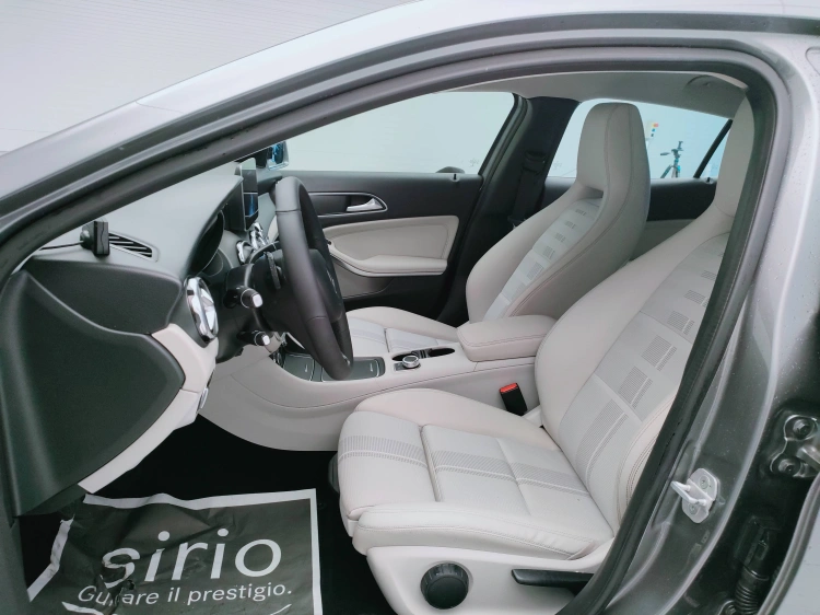 14 - Mercedes-Benz GLA 180 d Sport auto