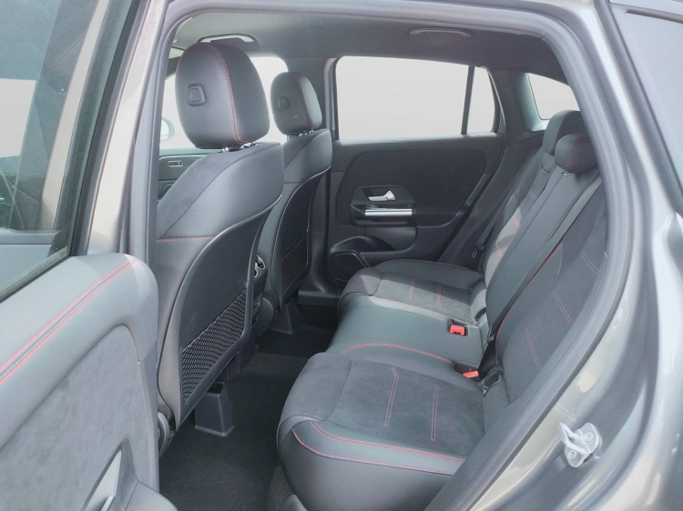 12 - Mercedes-Benz GLA 200 d automatic