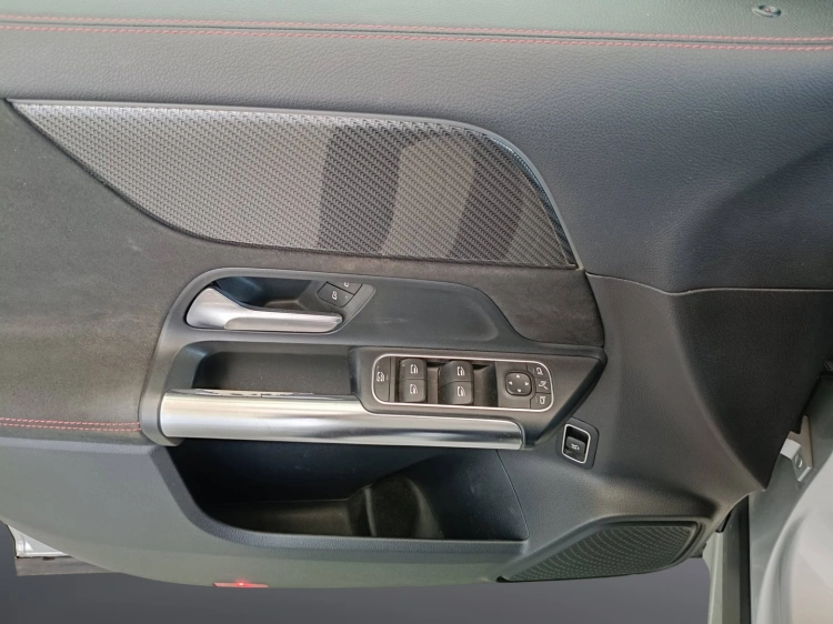 18 - Mercedes-Benz GLA 180 d Premium auto